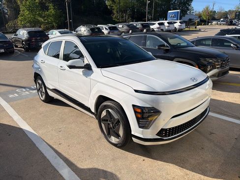 Used 2024 Hyundai Kona Limited image 3