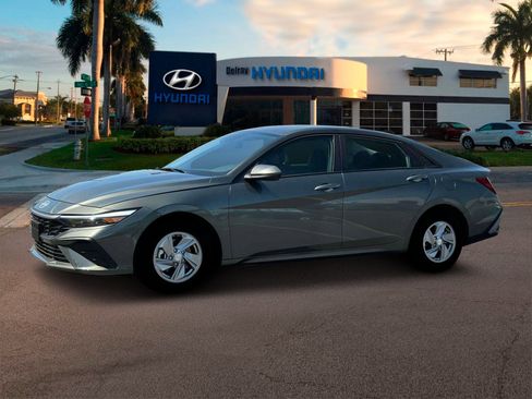 New 2025 Hyundai Elantra SE image 2