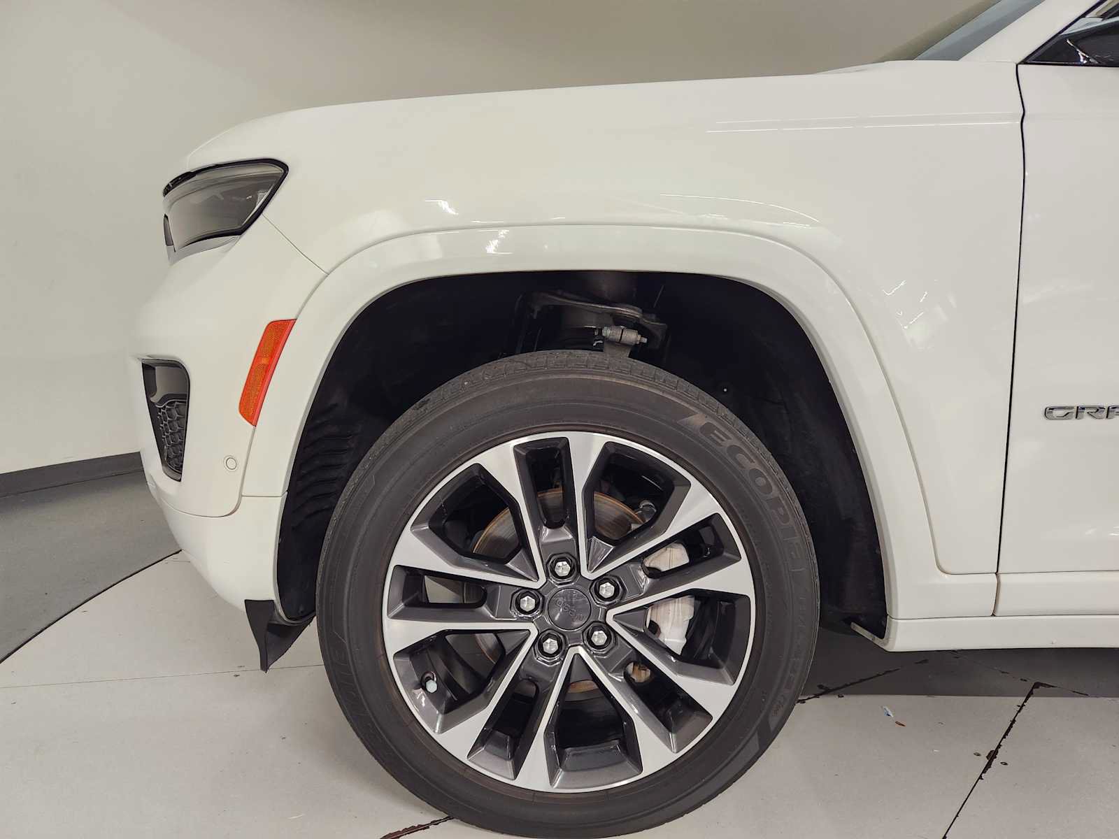 Used 2023 Jeep Grand Cherokee Overland w/ Luxury Tech Group IV AWD/4WD image 11