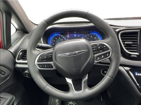 Used 2025 Chrysler Pacifica Select FWD image 35