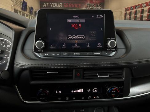 Used 2025 Nissan Rogue SV FWD image 27