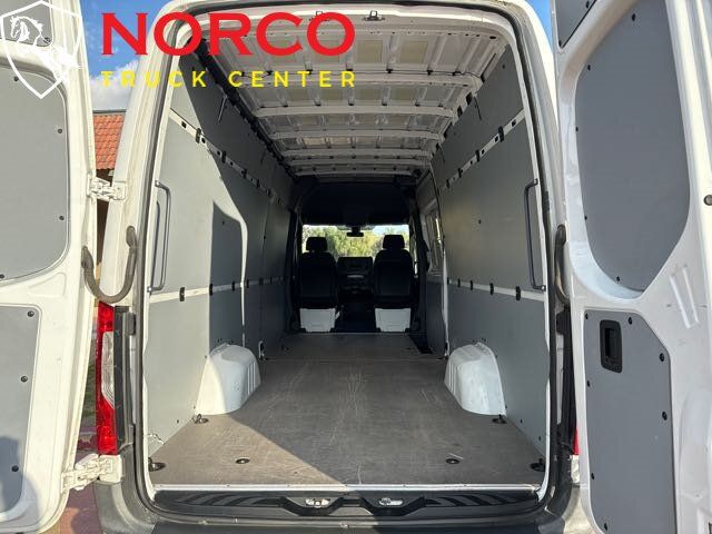 Used 2020 Freightliner Sprinter 2500 RWD image 13