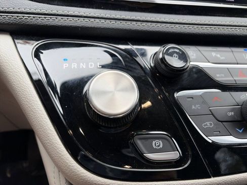 Used 2023 Chrysler Pacifica Limited image 17