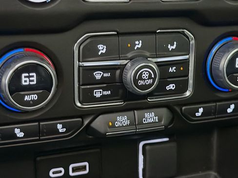 Used 2023 Chevrolet Tahoe Z71 w/ Luxury Package image 25