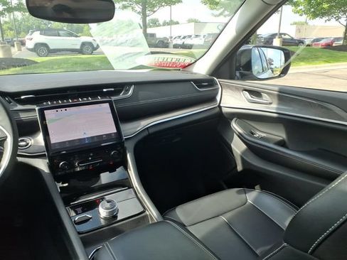 Certified 2024 Jeep Grand Cherokee Limited w/ Black Appearance Package AWD/4WD image 12
