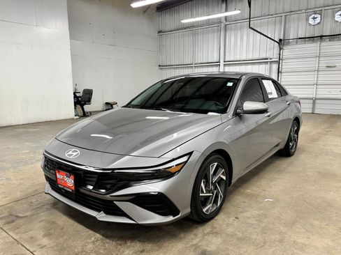 Certified 2025 Hyundai Elantra Limited FWD image 3