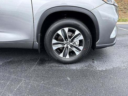 Used 2020 Toyota Highlander XLE AWD/4WD image 32