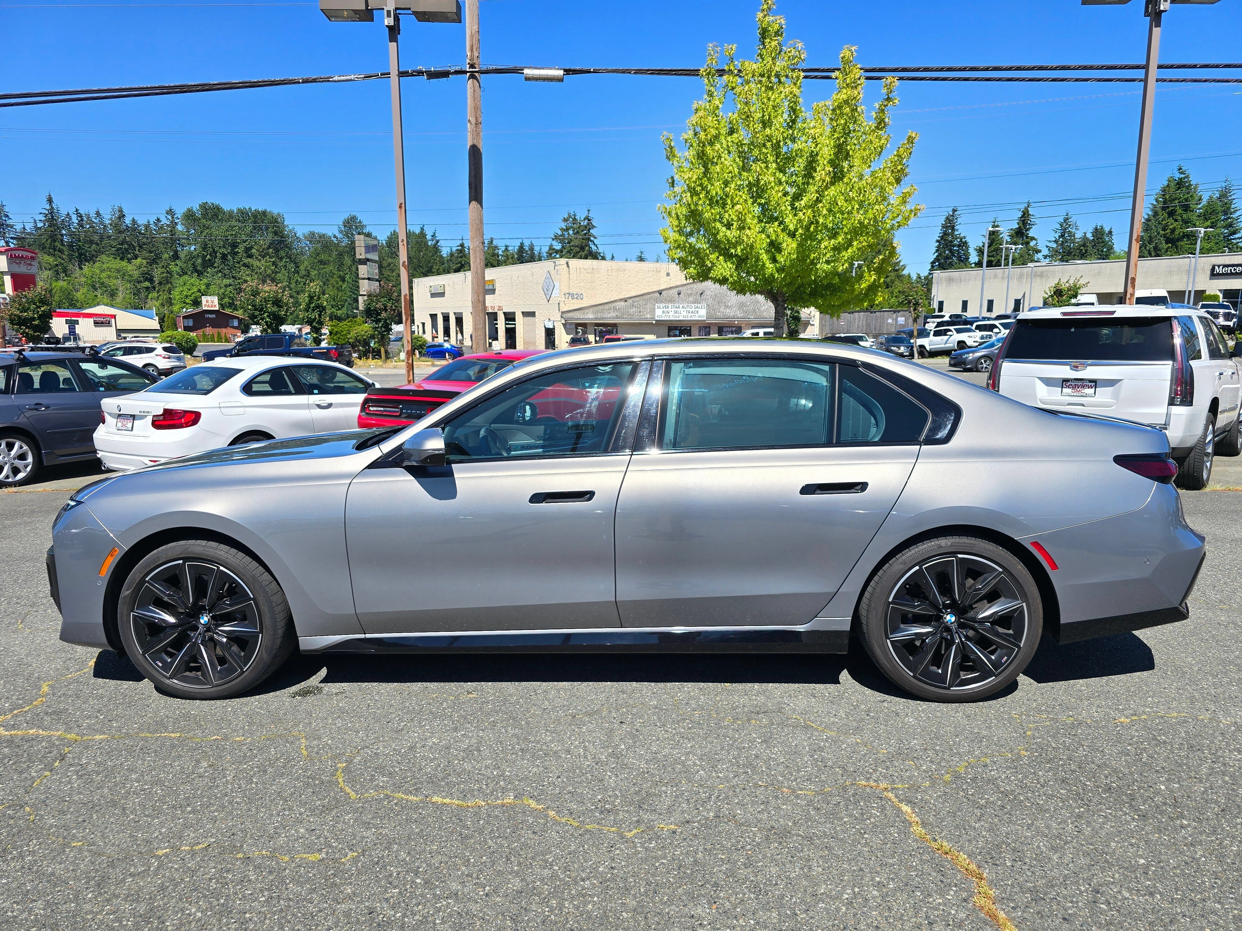 Used 2023 BMW 740i w/ Parking Assistance Package RWD image 4