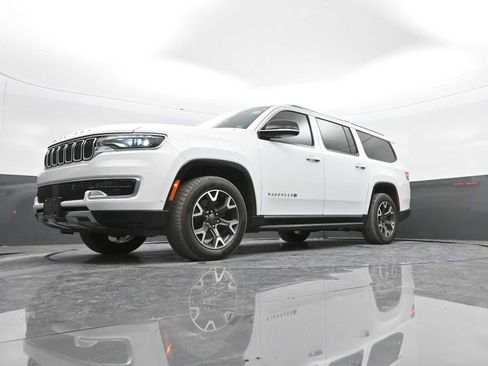 Used 2023 Jeep Wagoneer L Series III w/ Preferred Equipment Group image 39