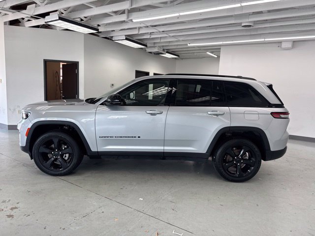 Used 2023 Jeep Grand Cherokee Altitude AWD/4WD image 7