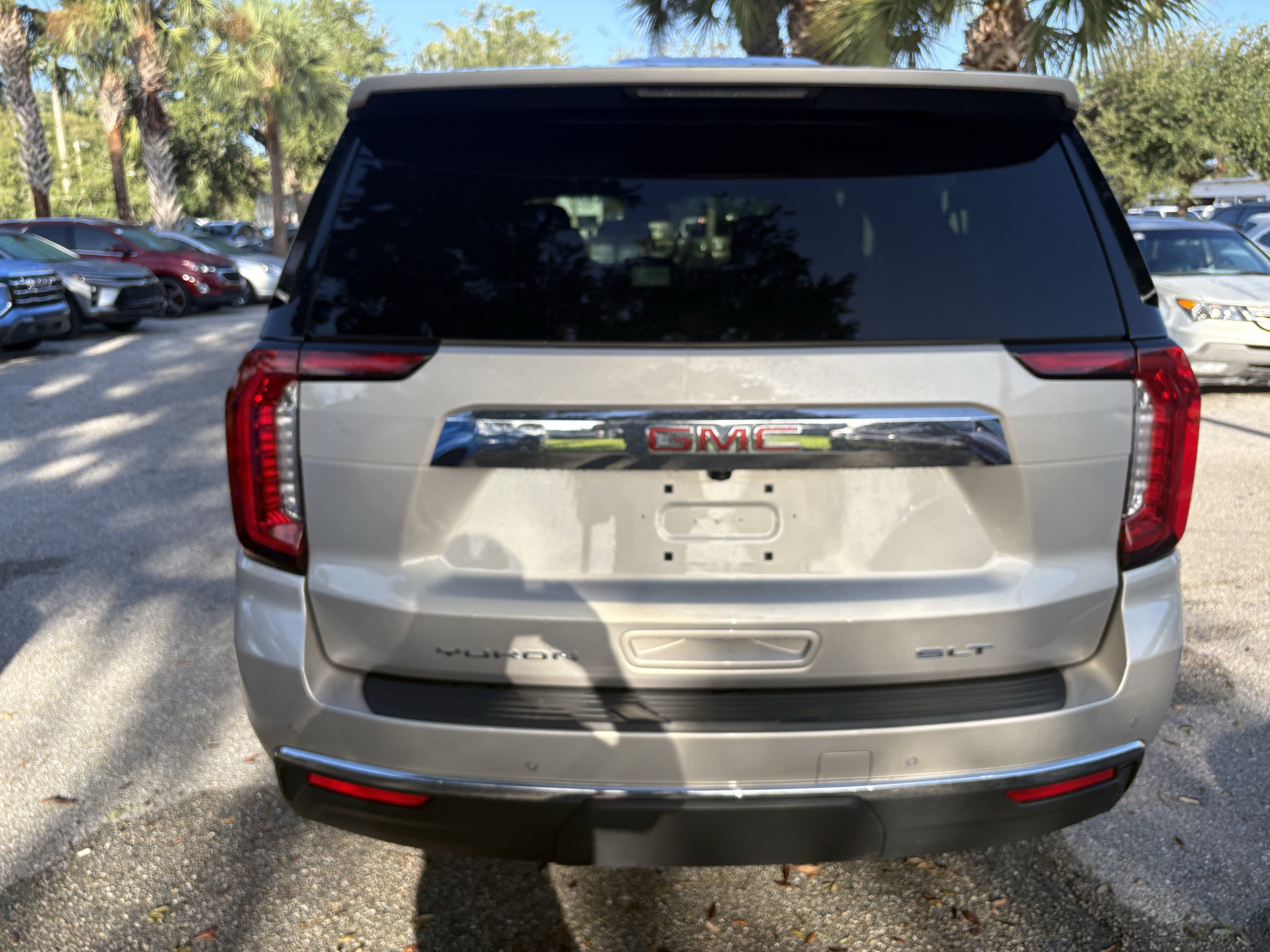 Used 2023 GMC Yukon XL SLT AWD/4WD image 6