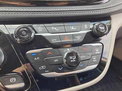 Used 2023 Chrysler Pacifica Touring-L AWD/4WD image 26