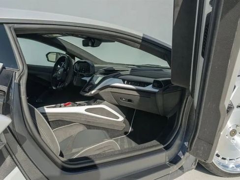 Used 2024 Lamborghini Revuelto image 17