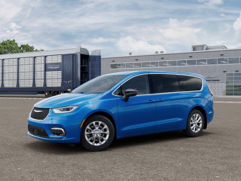 New 2026 Chrysler Pacifica Limited image 2