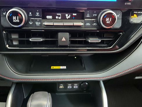 Used 2023 Toyota Highlander XSE image 32