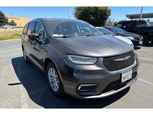 Used 2023 Chrysler Pacifica Touring-L FWD image 2