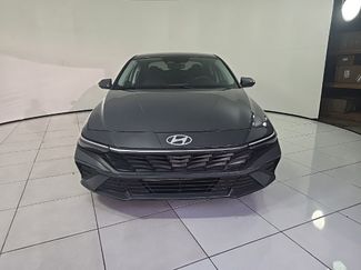 Used 2024 Hyundai Elantra SE video 2
