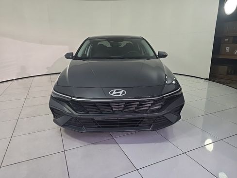 Used 2024 Hyundai Elantra SE image 2