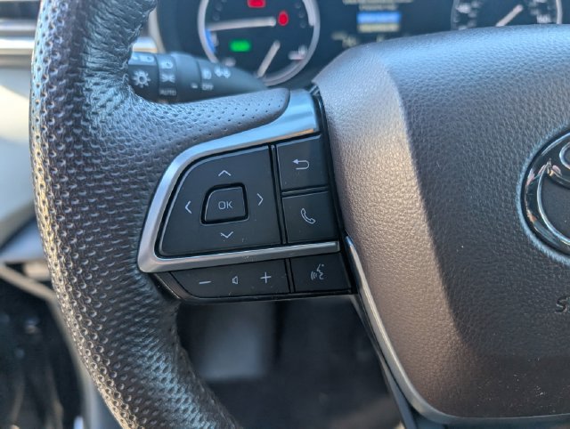 Used 2023 Toyota Sienna Platinum AWD/4WD image 17
