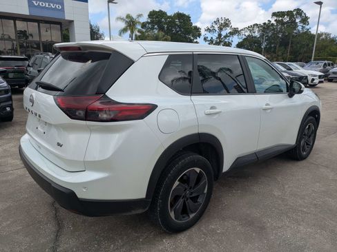 Used 2024 Nissan Rogue SV FWD image 4
