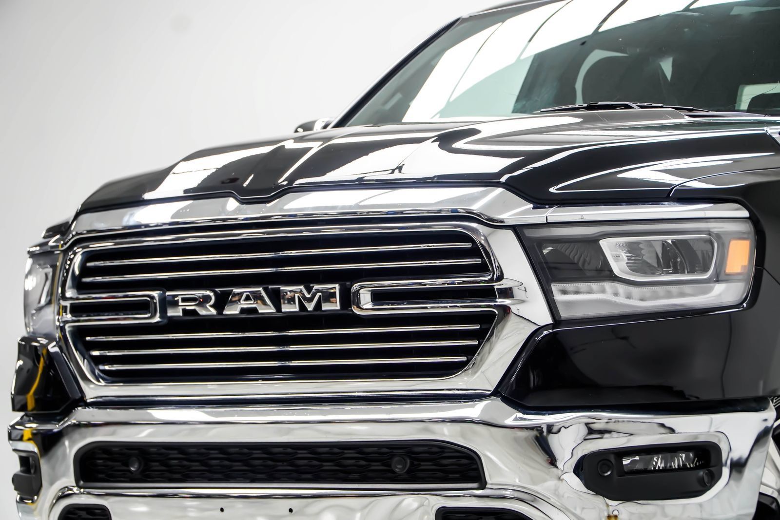 Used 2023 RAM 1500 Laramie AWD/4WD image 2