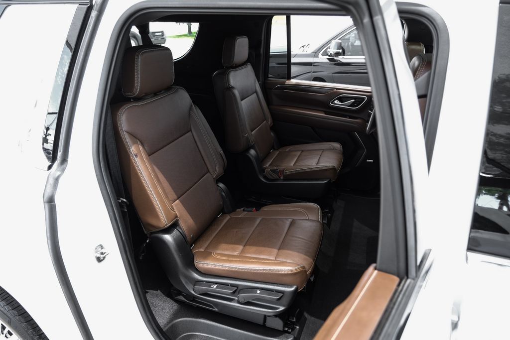 Used 2021 Chevrolet Suburban High Country RWD image 38