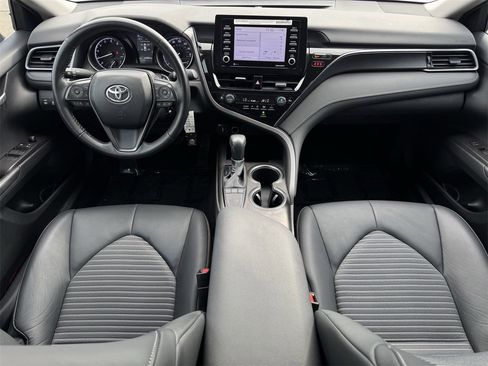 Used 2024 Toyota Camry SE image 9