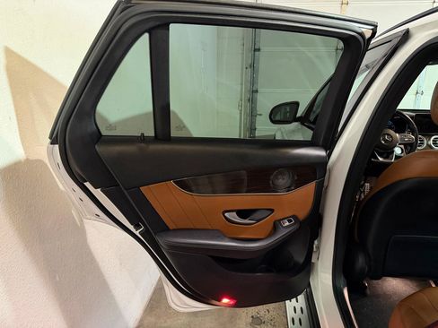 Used 2020 Mercedes-Benz GLC 300 image 12