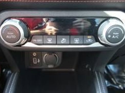 Used 2020 Nissan Kicks SR image 16