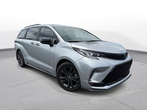 Used 2025 Toyota Sienna XSE w/ XSE Plus Package FWD image 4