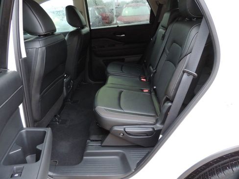Used 2024 Nissan Pathfinder SL FWD image 19