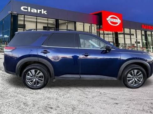 Used 2024 Nissan Pathfinder SV image 8