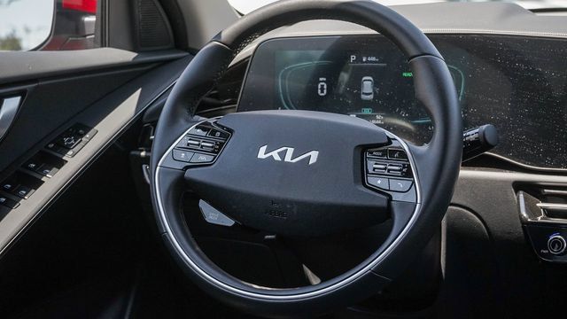Certified 2025 Kia Niro EX FWD image 16