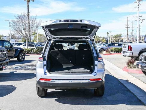 New 2025 Jeep Grand Cherokee Laredo image 8