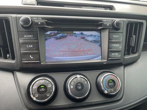 Used 2018 Toyota RAV4 LE FWD image 20