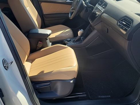 Used 2024 Volkswagen Tiguan SE AWD/4WD image 4