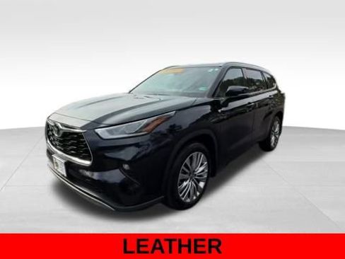 Used 2024 Toyota Highlander Platinum image 8