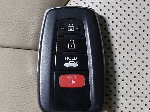 Used 2018 Toyota Camry XLE image 32