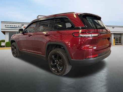 Used 2024 Jeep Grand Cherokee Altitude image 3