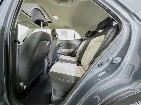 Used 2025 Hyundai Venue SEL FWD image 27