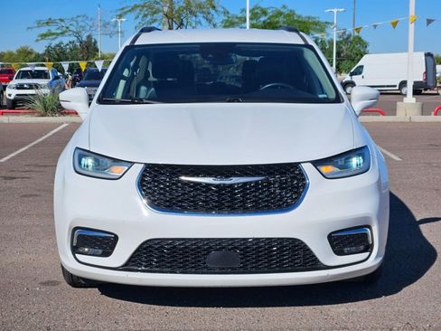 Used 2022 Chrysler Pacifica Touring-L image 2