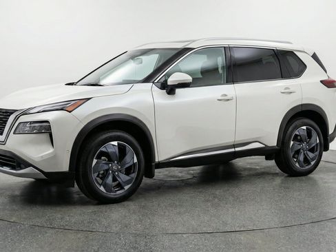 Used 2025 Nissan Rogue SV AWD/4WD image 3