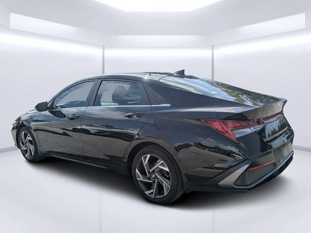 Used 2024 Hyundai Elantra SEL w/ Convenience Package FWD image 5