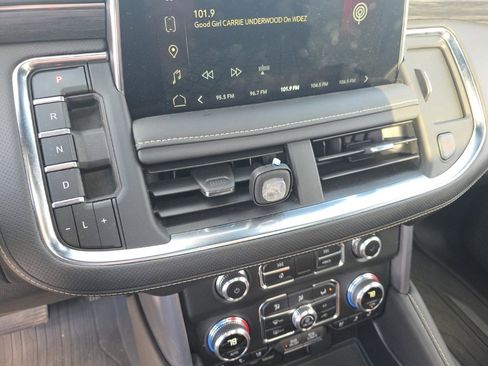 Used 2024 GMC Yukon SLT w/ SLT Luxury Package image 13