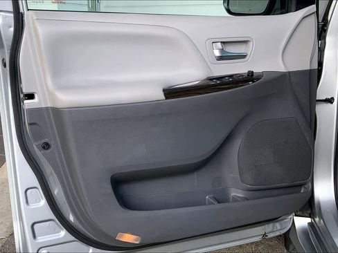 Used 2020 Toyota Sienna XLE Premium image 22