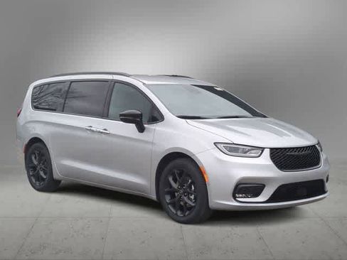 New 2026 Chrysler Pacifica Select w/ S Appearance Package image 2