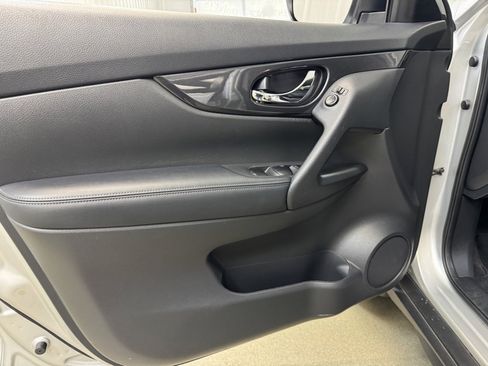 Used 2020 Nissan Rogue SV image 8