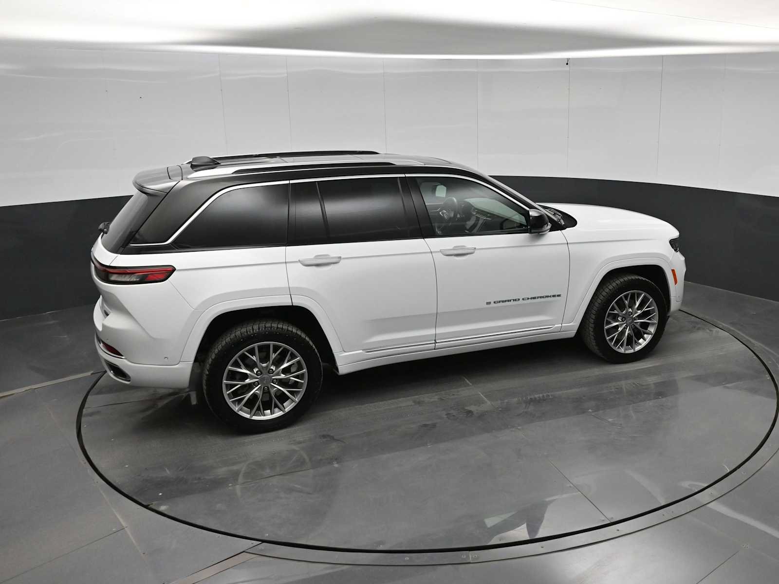 Used 2022 Jeep Grand Cherokee Summit w/ Advanced Protech Group IV AWD/4WD image 30