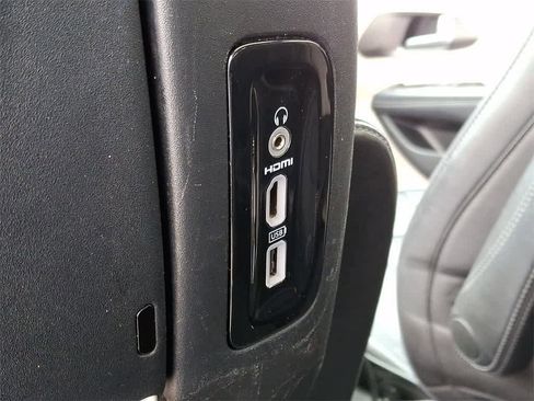 Used 2018 Chrysler Pacifica Limited image 28