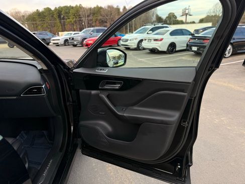 Used 2018 Jaguar F-PACE Premium image 13